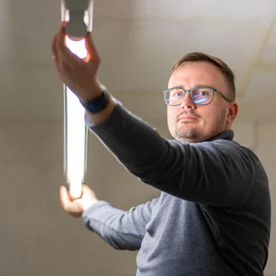 Björn Czaplik bei der leuchtenmontage